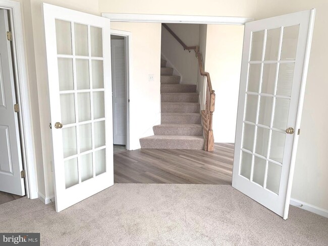 Building Photo - Open concept floor plan awaits you in this...