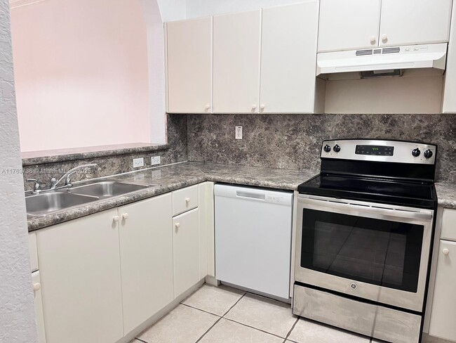 Foto del edificio - 17710 NW 73rd Ave