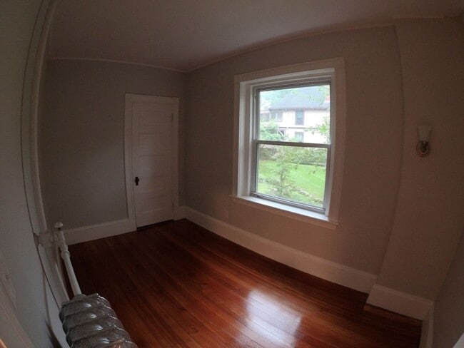 Building Photo - Nicely renovated, pet friendly 1 bed unit with in-unit laundry and utilities included!