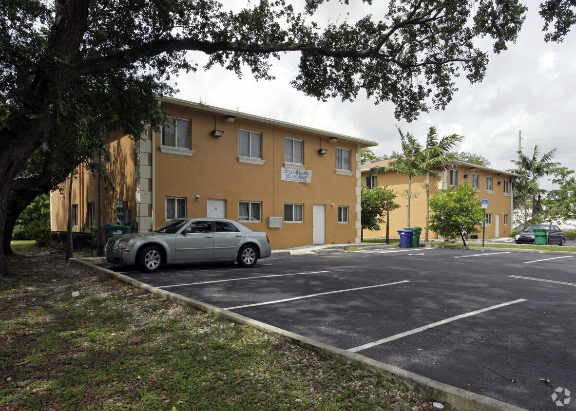 Primary Photo - 142-150 NW 166th St