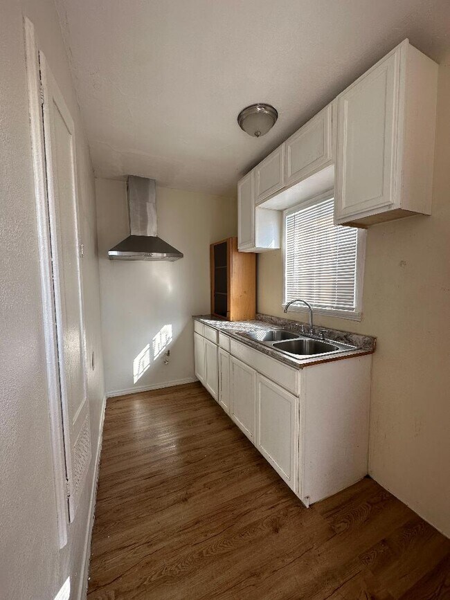 Cocina - 3334 E 8th St