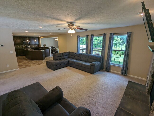 Foto del edificio - Beautiful 4 Bedroom Home in Amherst Schools.