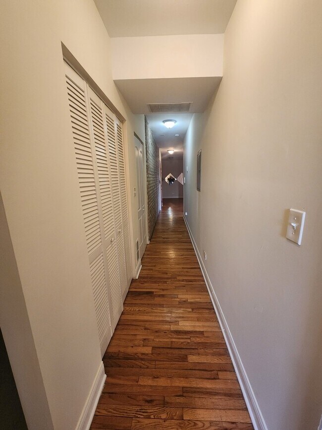 Foto del edificio - 5016 N Harding Ave