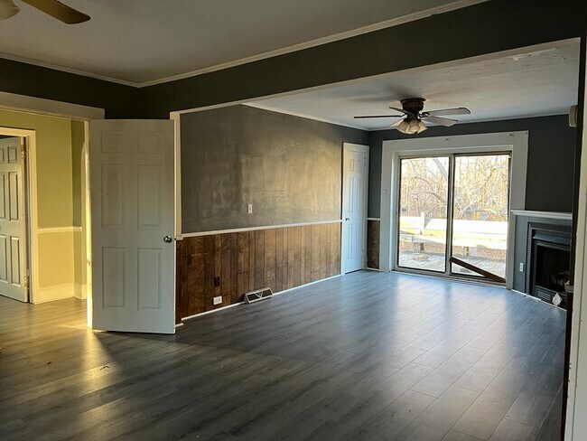 Building Photo - 3370 E Ridge Rd