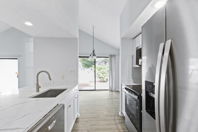 Building Photo - 2302A Melrose Dr