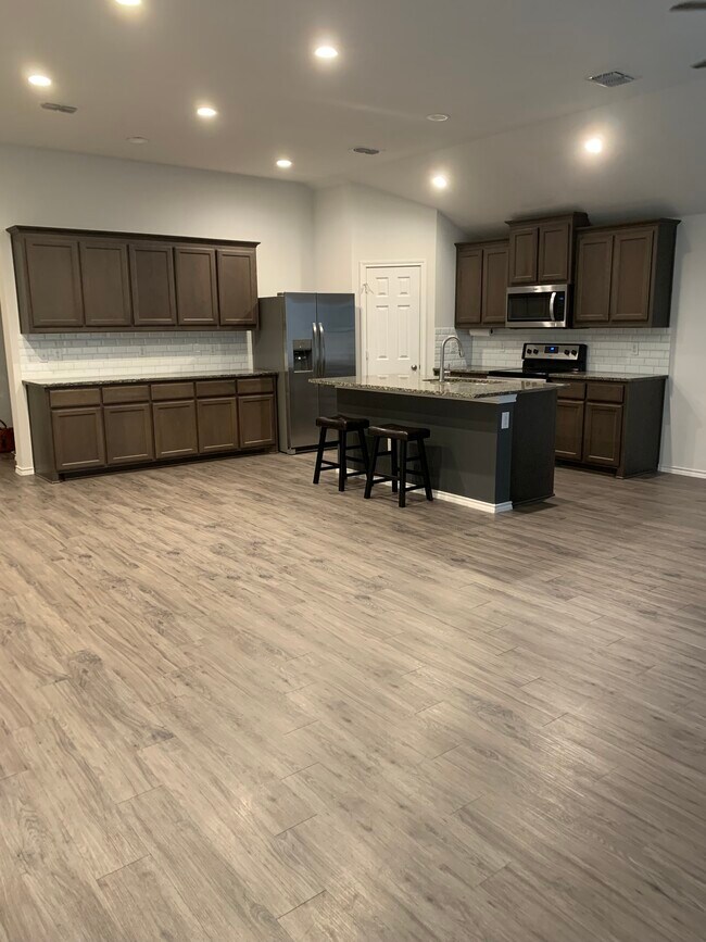 Building Photo - 932 Deer Valley Dr