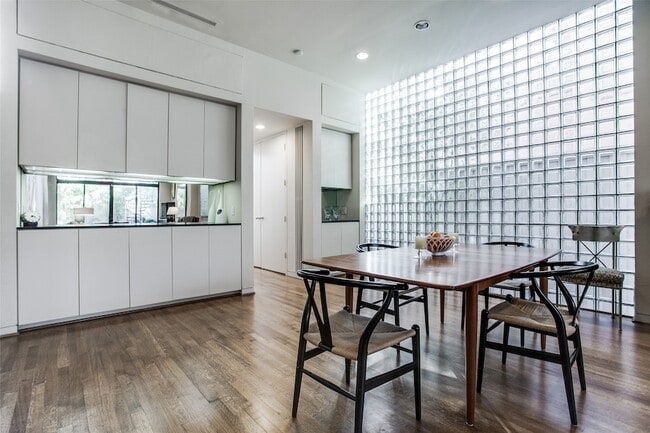 Building Photo - 4114 Normandy Ave