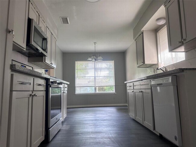 Foto del edificio - 13611 Fernhill Dr