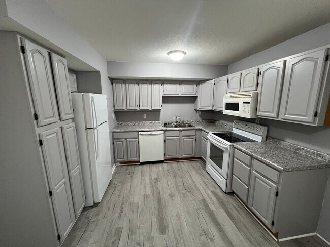 Foto del edificio - Cozy 3 Bedroom Home with Spacious Yard and...