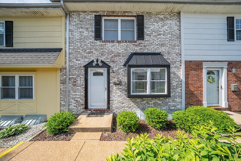 2548 Grayland Walk, Saint Louis, MO 63129 Townhome Rentals in Saint