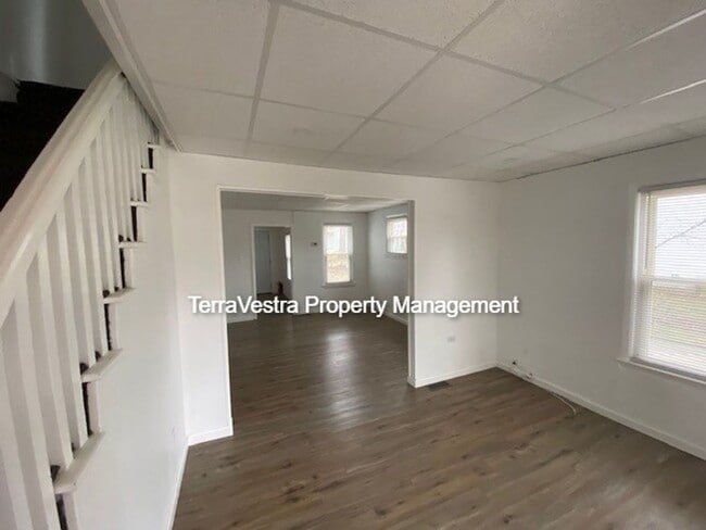 Building Photo - 11-9 E Hodges Ave
