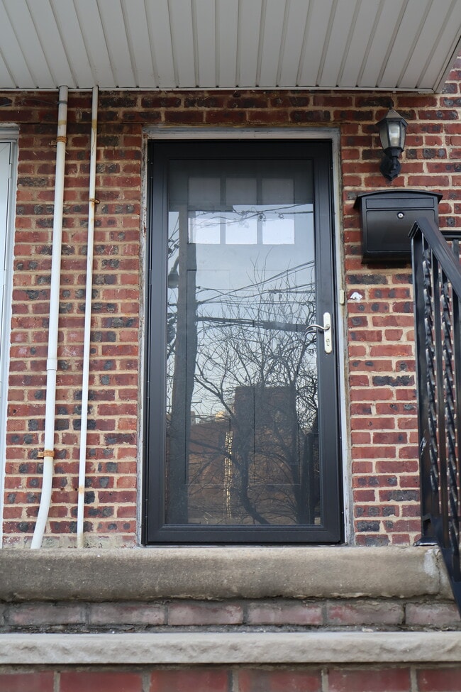 main entrance - 31 Towers St