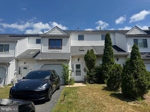 Building Photo - 10 Carob Ct