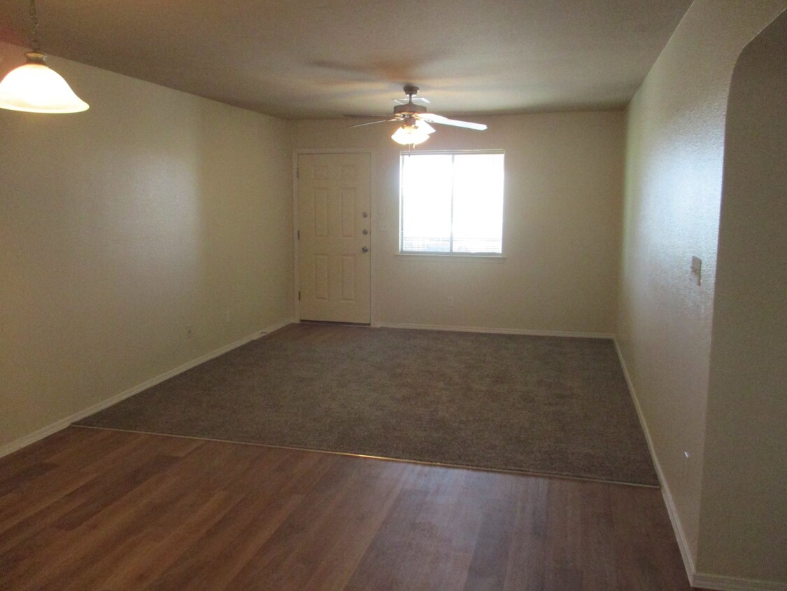 Foto principal - "Charming 2-Bed, 2-Bath Gem in El Paso – 1...