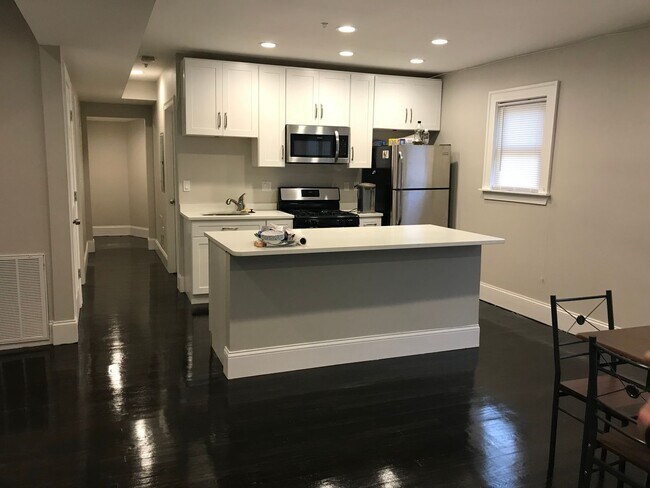 Spacious 4-Bed, 2-Bath Apartment Near Long... - Spacious 4-Bed, 2-Bath Apartment Near Long...