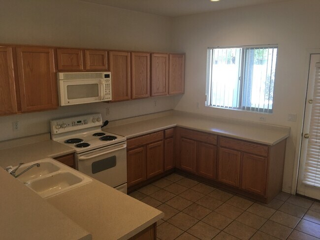 Building Photo - Phoenix 4 Bed & 2 Bath Single Story Split Floorplan