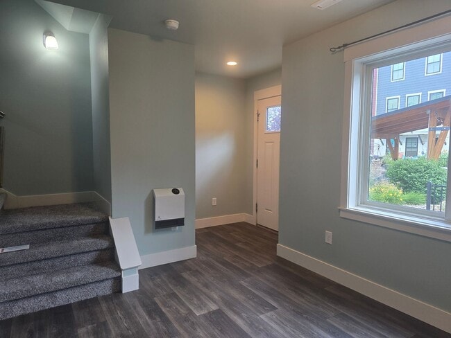 Building Photo - Beautiful 2 bed 1.5 bath townhome