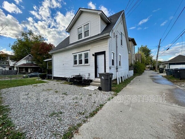 Building Photo - 921 Tecumseh St