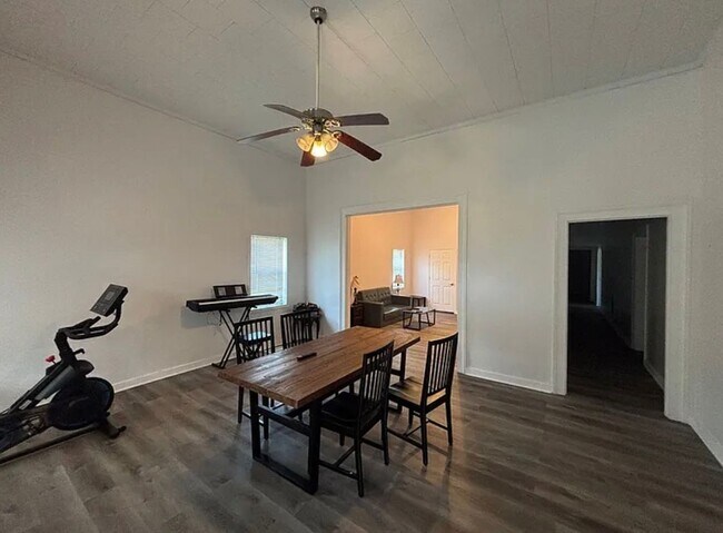 Foto del edificio - Large 4 Bedroom 4 bath house