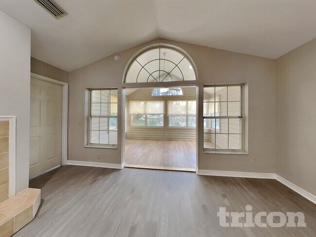 Foto del edificio - 104 Bay Hill Ct