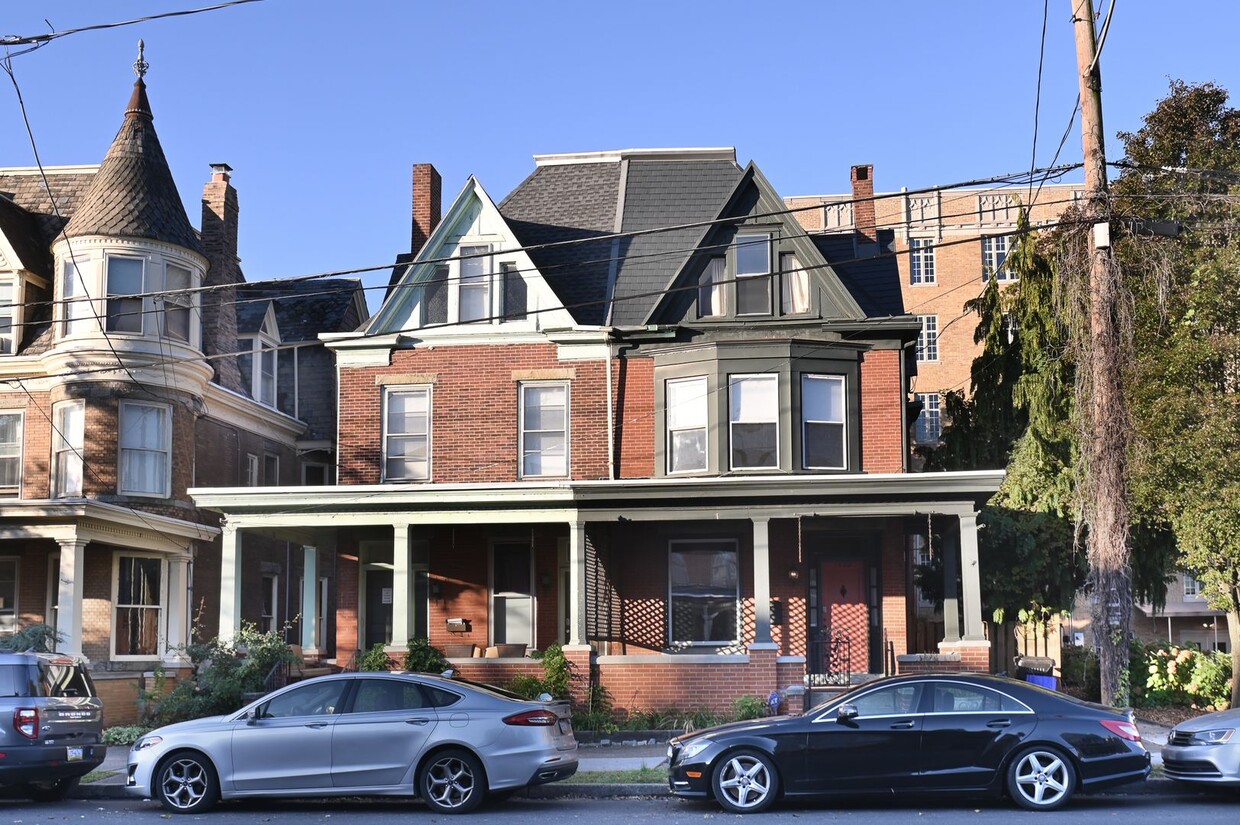 Primary Photo - Beautiful Spacious Single Family on 2nd St