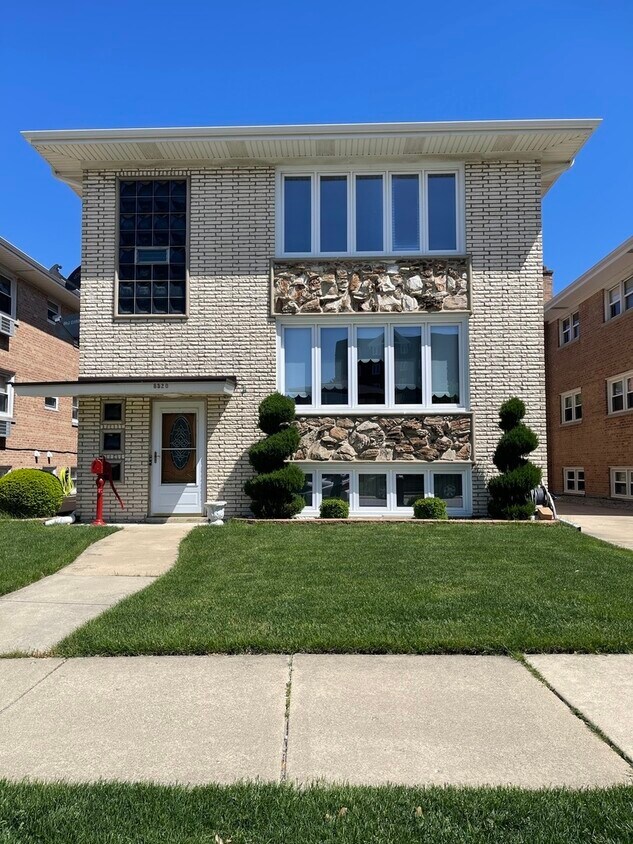8520 W Berwyn Ave Unit 2, Chicago, IL 60656 Condo for Rent in Chicago, IL