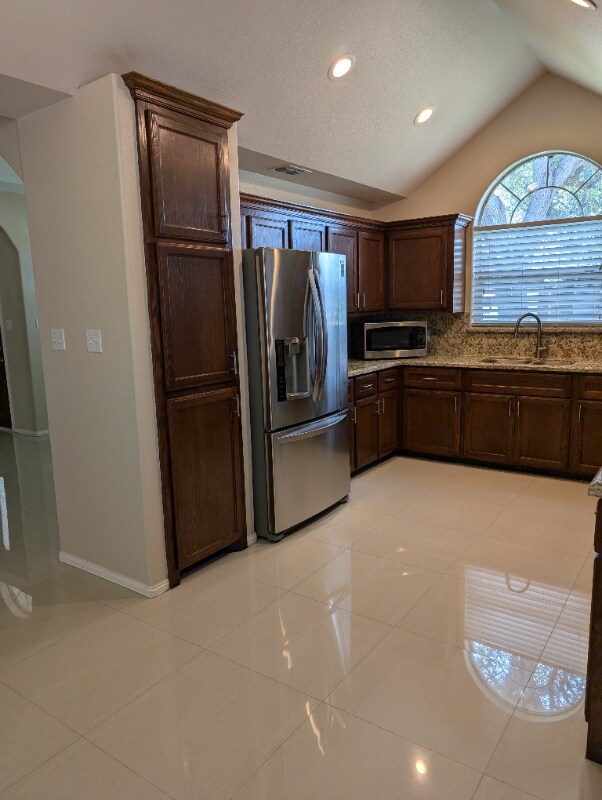 Foto del edificio - 2401 E 27th St