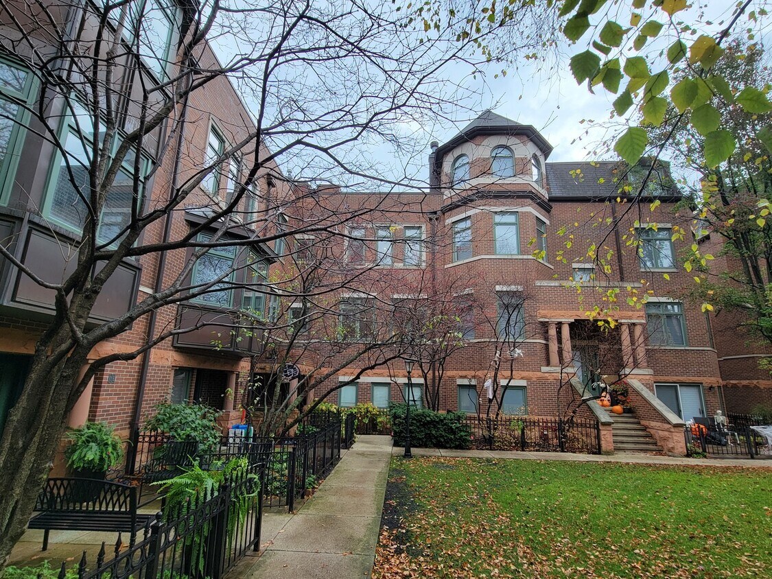 Primary Photo - 1351 W Altgeld St