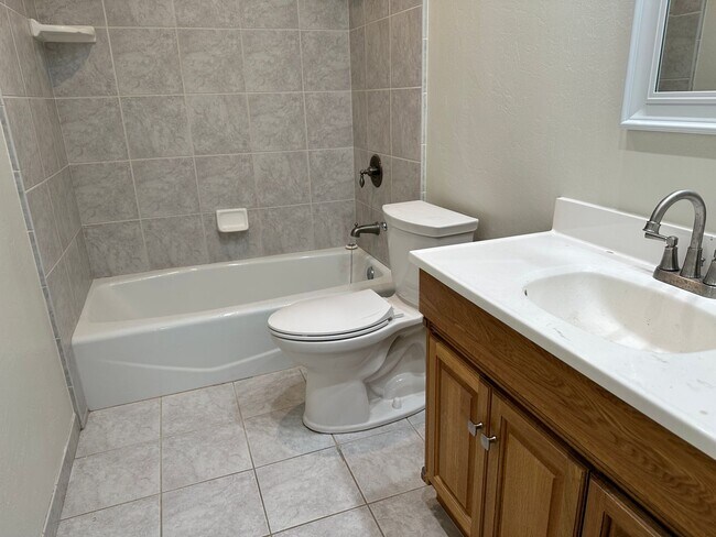Foto del edificio - Beautiful Remodeled 4 Bedroom 2 Bath Bloss...