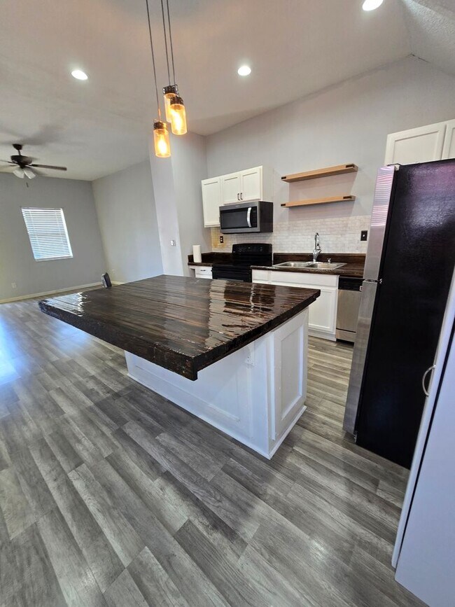 Foto del edificio - Three Bedroom Duplex located Near Washingt...