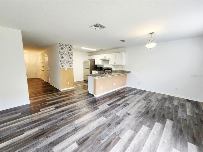 Building Photo - 701 Cresting Oak Cir