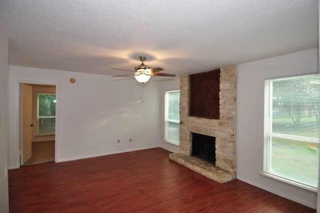 Foto del edificio - New Carpet! New Vinyl Flooring! New Paint!