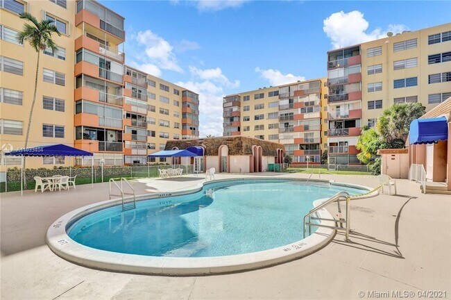 Building Photo - 16410 Miami Dr