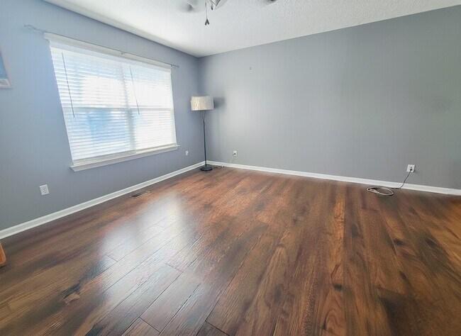 Sala de estar/familiar - 330 Sarna Dr