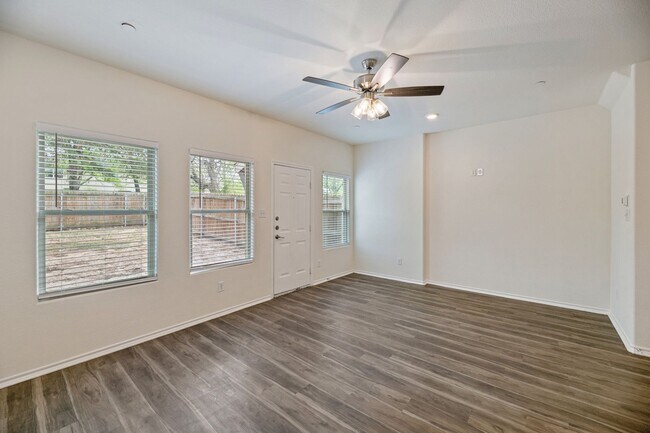 Foto del edificio - AVAILABLE NOW! 3 BEDROOM TRIPLEX LOCATED IN BONHAM, TEXAS!
