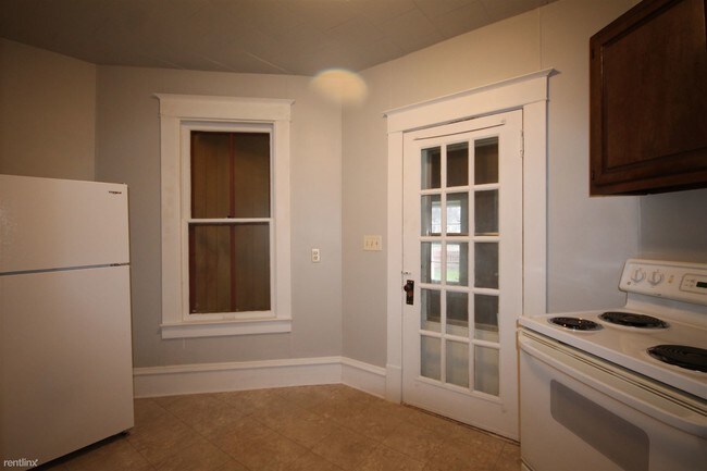 Building Photo - 1 br, 1 bath 4plex - 401 S 6th St #1