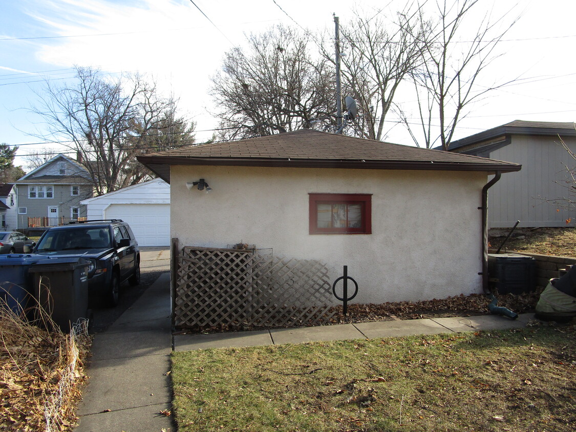 detached garage - 3441 23rd Ave S