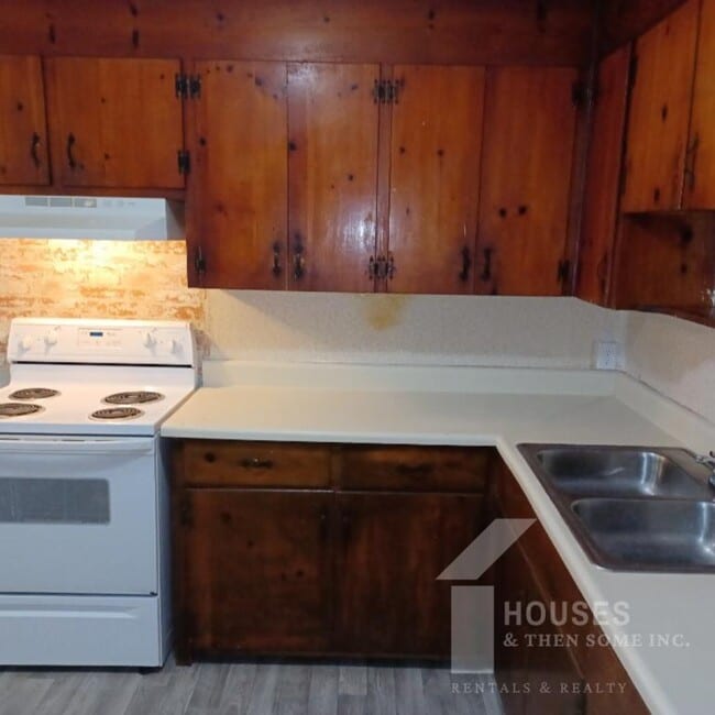 Building Photo - 714 Farley Ave