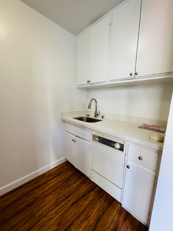 Building Photo - 7044 Hawthorn Ave