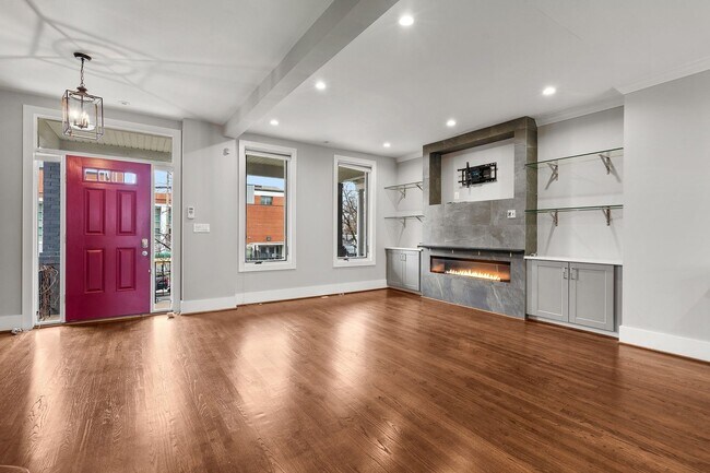Building Photo - STUNNING and SPACIOUS 3 bedroom, 2.5 bathr...