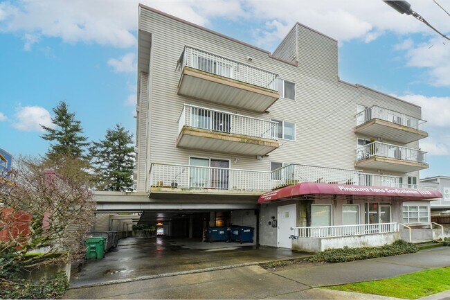 Foto del edificio - Commute-Friendly, Top-Floor, Totally Comfortable