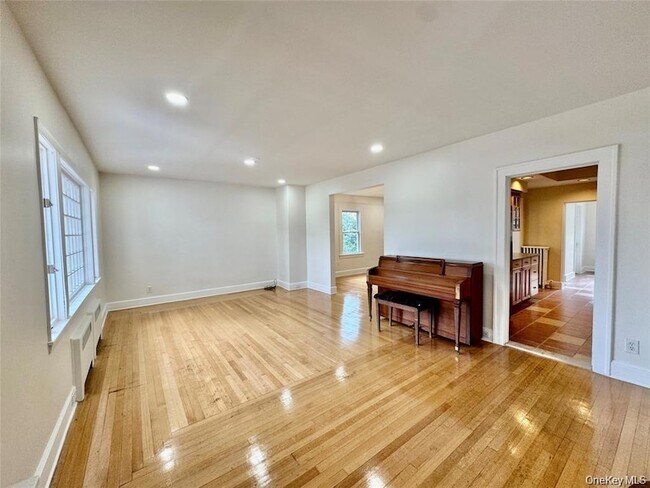 Foto del edificio - 73 Watkins Ave