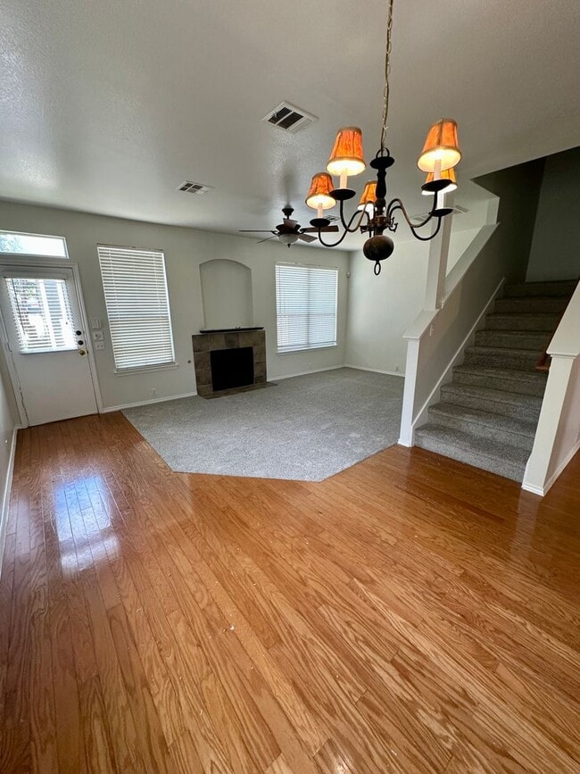 Building Photo - 3 bedroom townhome - Don't miss out!