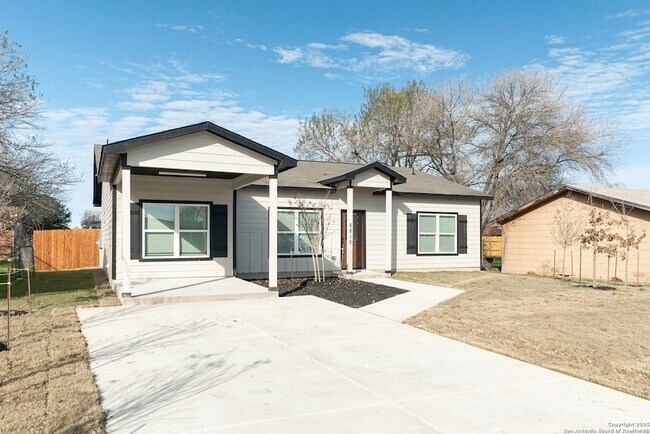 Building Photo - 5815 Tree View St