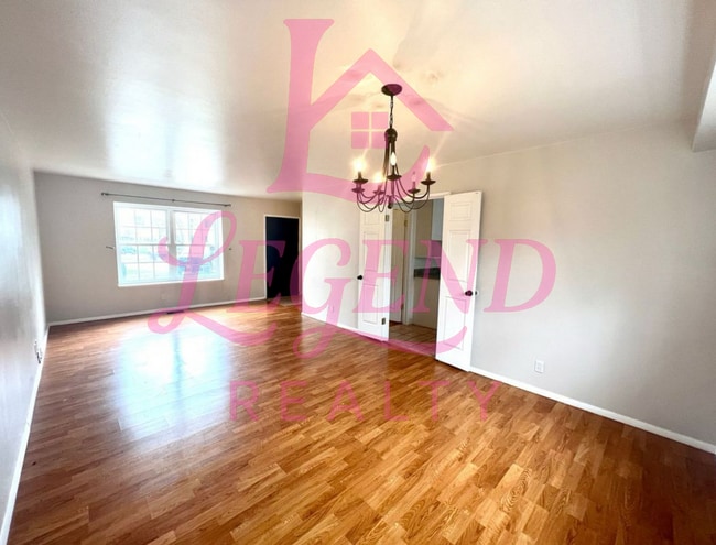 Building Photo - Spacious 2 Bed, 1.5 Bath Condo/Townhome in...