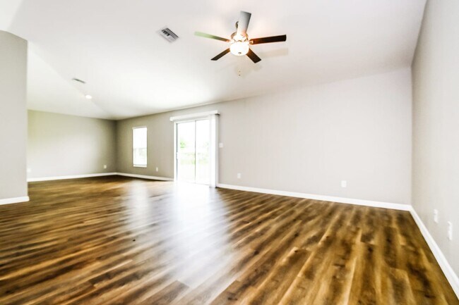 Building Photo - 384 Dewhurst St