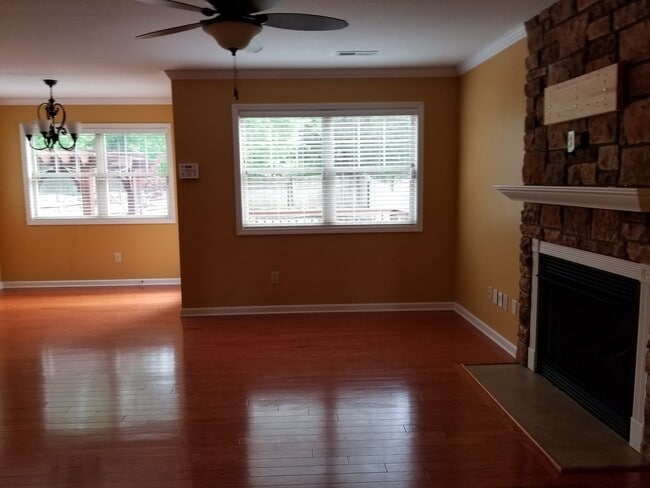 Building Photo - 9816 Thunderbolt Way