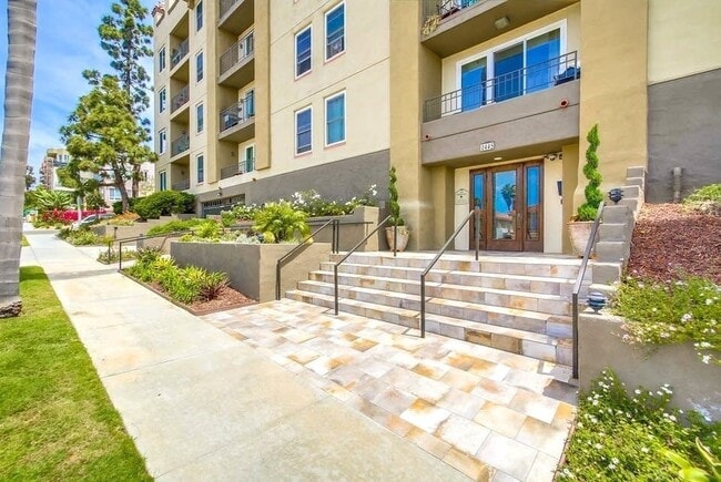 Building Photo - HUGE 2BD/2BA Bankers Hill Condo! ASSIGNED GARAGE PARKING! POOL!
