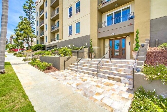 Foto del edificio - Spacious Bankers Hill 2/2 Condo! Walk to Balboa/Little Italy! 2 Parking Spots!