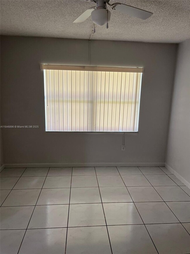 Foto del edificio - 9702 Hammocks Blvd